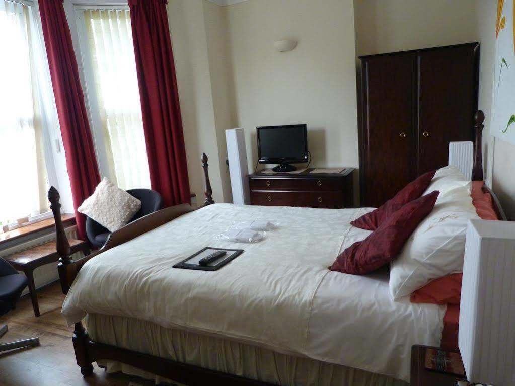 Oaklands House - Adults Only Hotel Brading Bagian luar foto