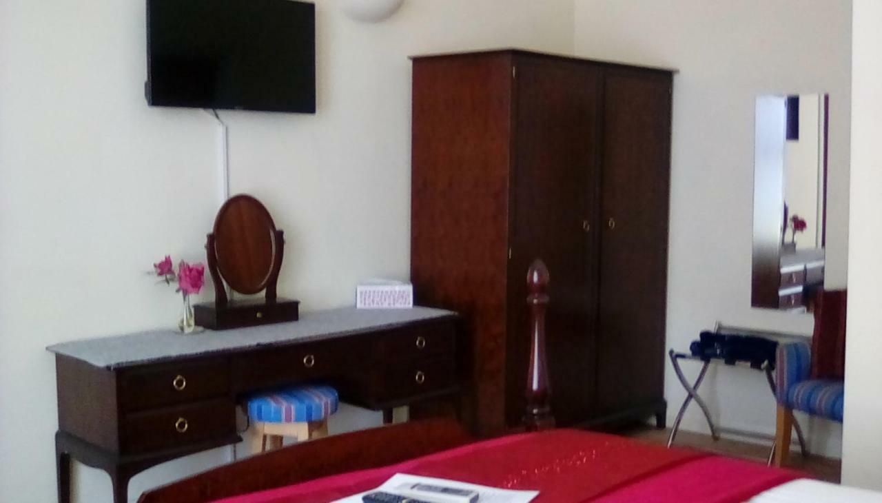 Oaklands House - Adults Only Hotel Brading Bagian luar foto